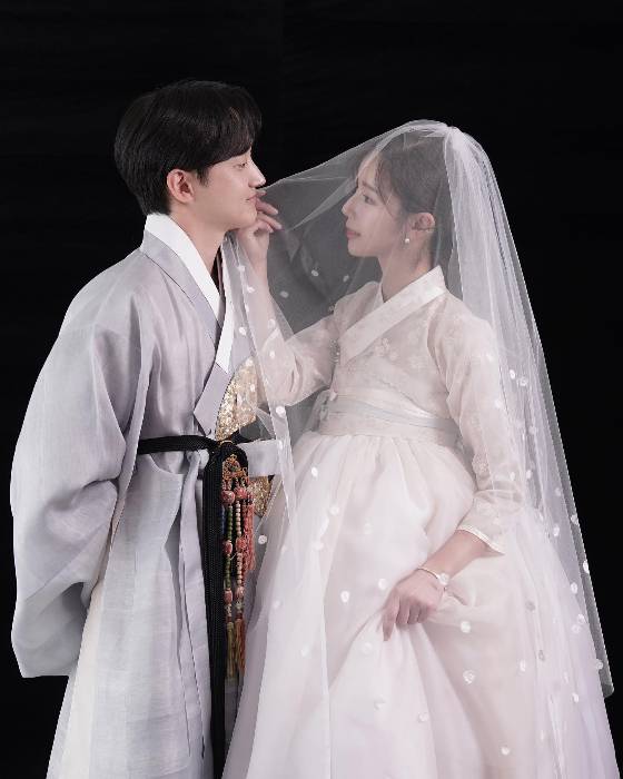 야옹이 작가(사진 오른쪽), 전선욱 작가/사진=야옹이 작가 인스타그램