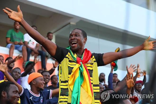 경기를 보며 응원하는 가나 축구팬 [AFP=연합뉴스]