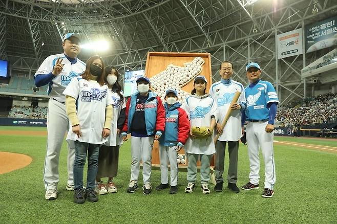 권영세 통일부 장관, 고척스카이돔에서 시타 (서울=연합뉴스) 권영세 통일부 장관이 3일 고척스카이돔에서 열린 '2022 희망더하기 자선야구대회'에서 시타한 뒤 양준혁야구재단의 양준혁 이사장, 이종범 LG 트윈스 퓨처스 감독 등과 기념촬영을 하고 있다. 2022.12.3 [통일부 제공]