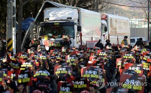 화물연대 광주본부 총력투쟁 결의대회 (광주=연합뉴스) 조남수 기자 = 화물연대 총파업 9일째를 맞은 지난 2일 오후 광주 광산구 금호타이어 광주공장 정문 앞에서 화물연대 총력투쟁 결의대회가 열리고 있다. 2022.12.2