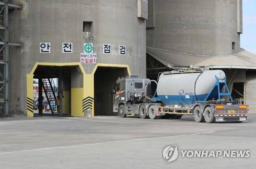 시멘트 저장탱크 차량 입구로 진입하는 화물차 (인천=연합뉴스) 윤태현 기자 = 1일 오후 인천시 중구 삼표시멘트 인천사업소 내 저장탱크 차량 입구로 한 화물차량이 진입하고 있다. 2022.12.1