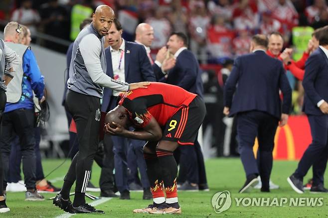 크로아티아전 후 '프랑스 레전드'의 위로를 받는 벨기에 루카쿠 (도하 AFP=연합뉴스) 1일(현지시간) 카타르 알라이얀의 아흐마디 빈 알리 스타디움에서 열린 2022 카타르 월드컵 조별리그 F조 벨기에 대 크로아티아 경기가 0-0 무승부로 끝난 뒤 벨기에 코치인 티에리 앙리(프랑스)가 벨기에 공격수 로멜루 루카쿠를 위로하고 있다. 이날 루카쿠는 결정적인 득점 기회를 여러 번 놓치며 아쉬움을 자아냈다. 벨기에는 1승 1무 1패를 기록하며 크로아티아(1승 2무)에 밀려 조 3위로 16강 진출에 실패했다. 2022.12.02 jason3669@yna.co.kr