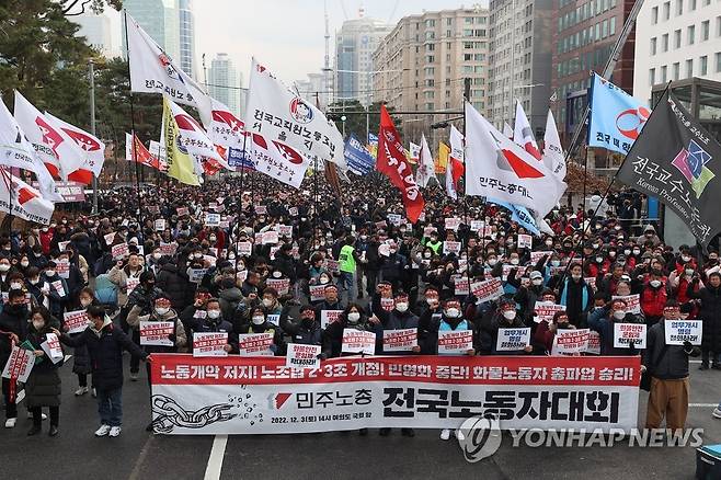 전국노동자대회에서 구호 외치는 민주노총 (서울=연합뉴스) 신현우 기자 = 전국민주노동조합총연맹 조합원들이 3일 오후 서울 국회 앞에서 전국노동자대회를 열고 노조법 2·3조 개정, 화물 안전운임제 확대 등을 촉구하며 구호를 외치고 있다. 2022.12.3 nowwego@yna.co.kr