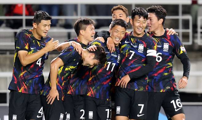 23일 고양종합운동장에서 열린 한국 대 코스타리카 축구대표팀 평가전에서 선제골을 넣은 황희찬과 선수들이 기뻐하고 있다. (사진=연합뉴스)