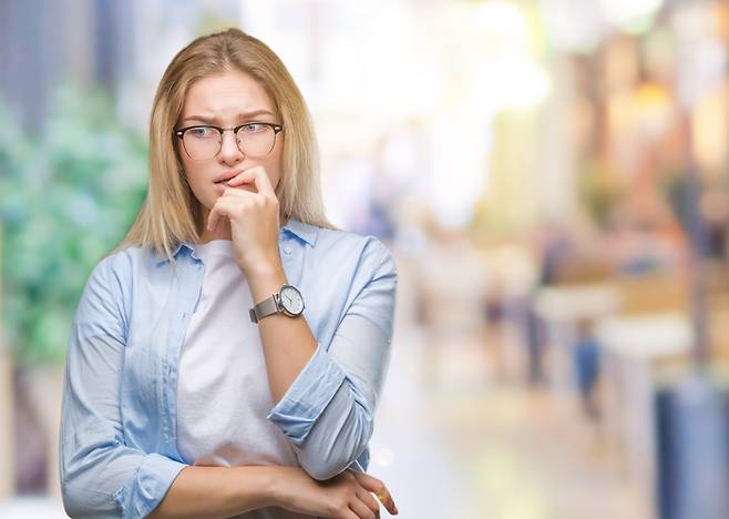 손톱을 깨무는 습관은 피부 손상과 입 안 감염증 등을 불러올 수있다. [사진=게티이미지뱅크]