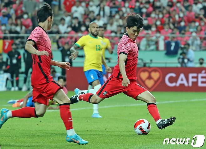 대한민국 축구 대표팀 미드필더 황인범이 2일 오후 서울 마포구 서울월드컵경기장에서 열린 대한민국과 브라질과의 친선 경기 후반전 3대1로 끌려가는 상황에서 슈팅을 하고 있다. 2022.6.2/뉴스1 ⓒ News1 장수영 기자