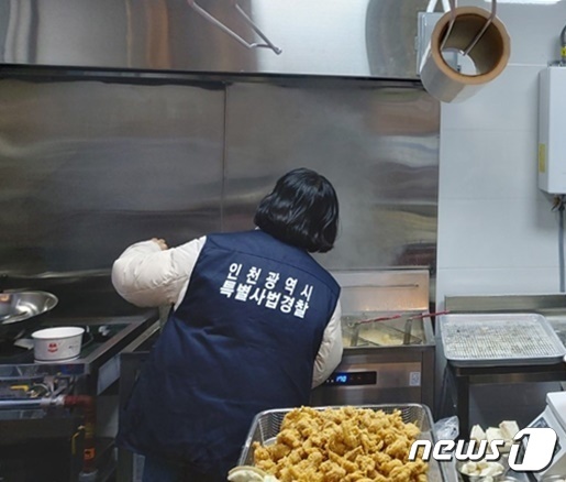 인천시는 지난 11월 한달간 1월간 배달음식점 단속 결과 식품위생법 위반 9개 업소를 단속했다고 밝혔다. 사진은 단속 현장 모습(인천시 제공)2022.12.4/뉴스1 ⓒ News1 박아론 기자
