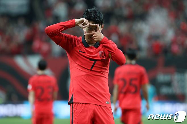 손흥민이 27일 오후 서울 마포구 상암동 서울월드컵경기장에서 열린 축구 국가대표 평가전 대한민국과 카메룬의 경기에서 선제골을 성공시킨뒤 세리머니를 하고 있다. 2022.9.27/뉴스1 ⓒ News1 이광호 기자