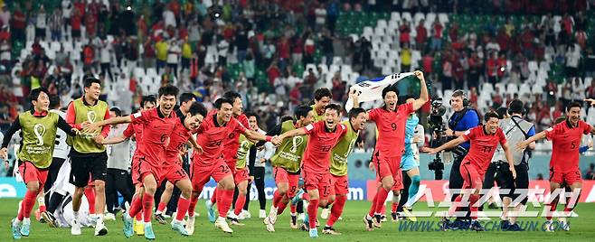 대표팀 선수들이 2일(한국시간 3일) 카타르 도하 에듀케이션 시티 스타디움에서 열린 2022 FIFA 카타르 월드컵 조별리그 H조 3차전 포르투갈과 경기 후 환호하고 있다. 알라이얀(카타르)=송정헌 기자songs@sportschosun.com/2022.12.03/