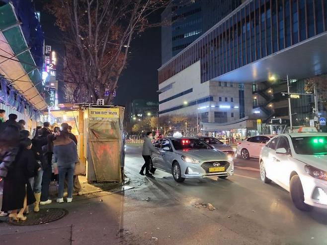 3일 오후 10시 50분께 서울 광진구 건대 맛의 거리 앞에서 한 시민이 택시를 잡아 탑승하고 있다/사진=오규민 기자 moh011@