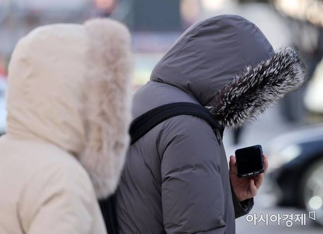 한파 특보가 내린 지난 1일 서울 광화문 일대에서 시민들이 두터운 옷차림으로 추위를 견디고 있다. /김현민 기자 kimhyun81@