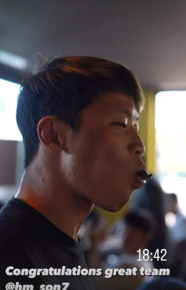 카타르 레스토랑에서 고기 받아 먹는 황희찬/누르세트 괵체 인스타그램