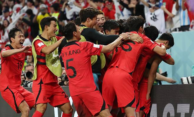 3일 포르투갈과 벌인 카타르 월드컵 H조 3차전에서 후반 추가 시간 황희찬의 골이 터진 뒤 한국 대표팀 선수들이 기뻐하고 있다. /연합뉴스