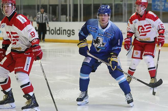 HL안양의 김기성(가운데)이 4일 안양 아이스링크에서 열린 홋카이도 레드이글스와의 2022~2023 아시아리그 아이스하키 정규리그 경기에 나서고 있다. /HL안양