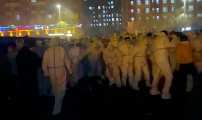 정저우 아이폰 공장 노동자들과 보안요원들이 충돌하는 모습 /뉴스1