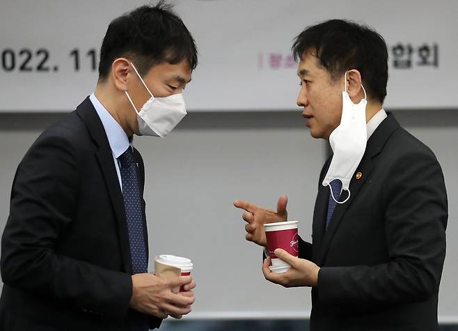 이복현 금융감독원장(왼쪽)과 김주현 금융위원장이 11월 14일 오전 서울 중구 명동 은행회관에서 열린 제4차 금융규제혁신회의에서 대화를 나누고 있다. /뉴스1