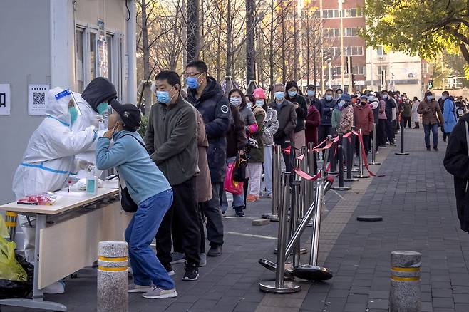 중국 베이징의 한 선별진료소에서 시민들이 코로나19 유전자증폭(PCR) 검사를 받고 있다. / AP 연합뉴스