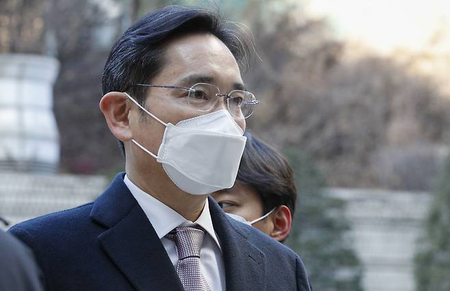 이재용 삼성전자 회장이 1일 오전 서울 서초구 서울중앙지방법원에서 열린 회계 부정·부당 합병 혐의 관련 공판에 출석하고 있다. /뉴스1