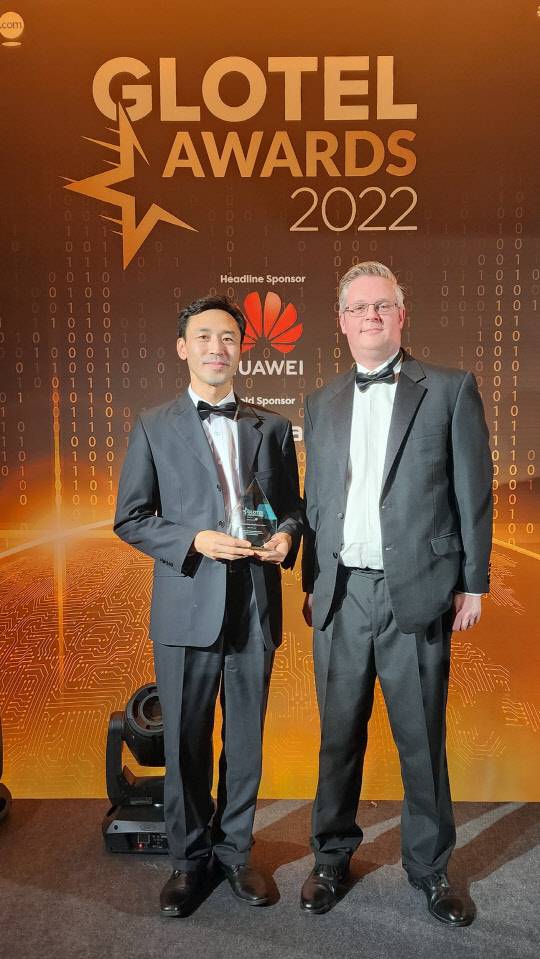 지난 2일(한국시간) '글로벌 텔레콤 어워드 2022' 시상식 현장에서 SK텔레콤 양기석 매니저가 '최우수 가상화 혁신' 분야에서 수상하고 기념사진을 찍고 있다. SK텔레콤 제공