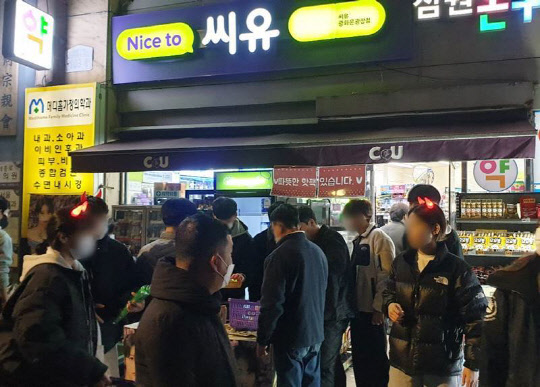 2일 저녁 서울 광화문 인근 CU 광화문광장점 앞이 제품을 구매하려는 소비자들로 붐비고 있다. CU 제공