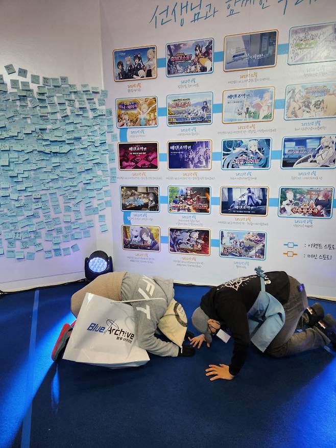AGF 2022 넥슨 블루 아카이브 부스에서 게임 캐릭터로 분장한 이용자가 김용하 넥슨게임즈 총괄PD와 사진을 찍었다.
