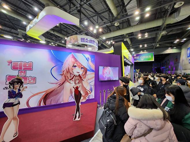 메타크래프트는 AGF 2022 통해 웬소설 원작의 미소녀 연애 시물레이션 게임 신작 러브인 로그인을 선보였다.