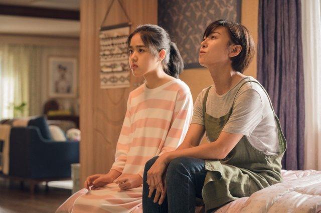 영화 '증인'에서 자폐스펙트럼을 가진 딸 지우(김향기·왼쪽)와 엄마 현정(장영남)의 모습. 영화사 제공