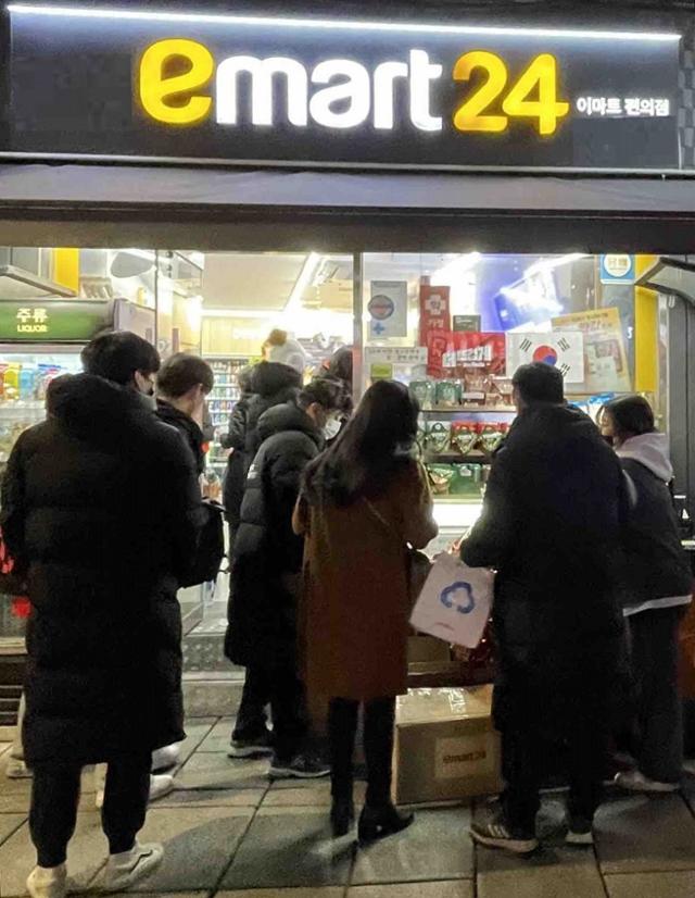 최근 광화문 인근 편의점 이마트24에 월드컵 응원을 하며 먹을 간식거리를 사러 온 고객들이 모이고 있다. 이마트24 제공