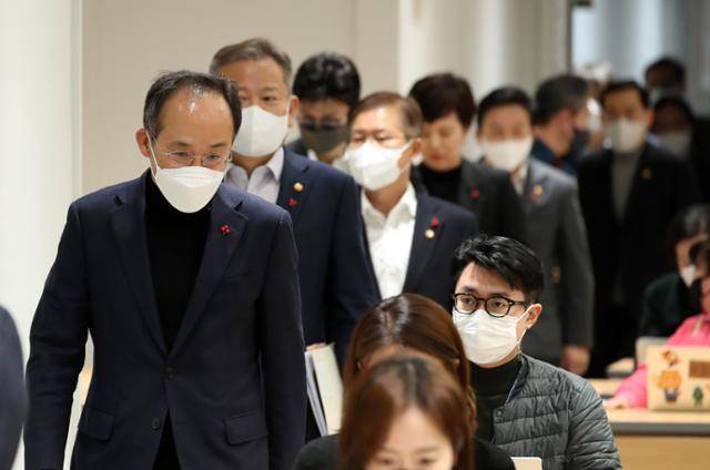 추경호 경제부총리 겸 기획재정부 장관이 대통령 주재 화물연대 집단운송거부 관계장관회의 관련 브리핑을 위해 4일 서울 용산 대통령실 청사 브리핑룸으로 들어서고 있다. 뉴시스