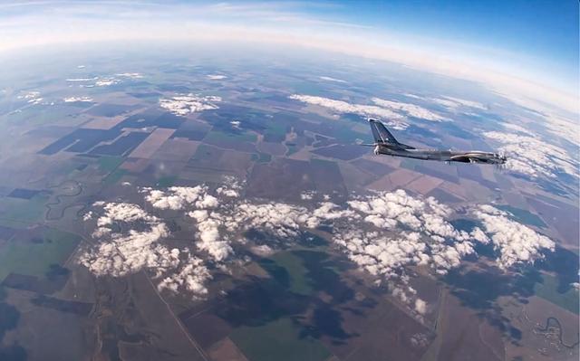 지난 10월 26일 러시아 모처에서 정례 핵훈련 일환으로 러시아 공군의 Tu-95MS 전략 폭격기가 비행하고 있는 모습. 러시아 국방부 제공