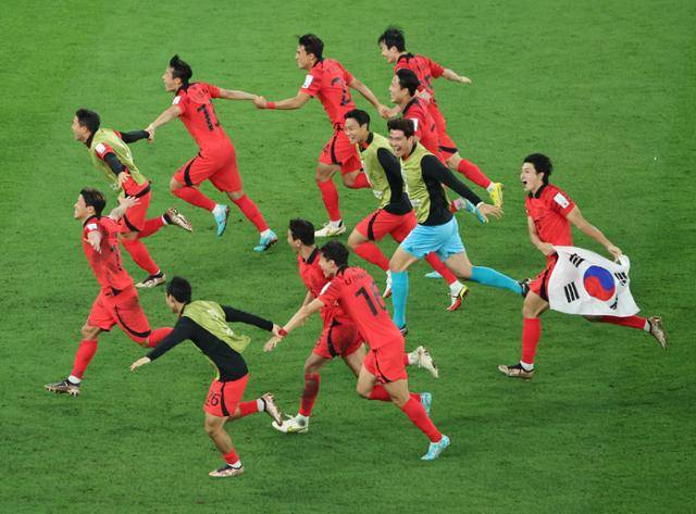 12년 만에 월드컵 원정 16강을 달성한 한국 축구 국가대표팀이 이달 3일 카타르 알라얀의 에듀케이션 시티 스타디움에서 열린 포르투갈과 조별예선 3차전을 승리로 장식한 뒤 태극기를 들고 그라운드를 내달리고 있다. 연합뉴스 제공
