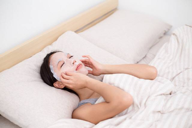마스크팩을 오랜 시간 붙이고 있으면 오히려 피부가 건조해질 수 있다./사진=클립아트코리아