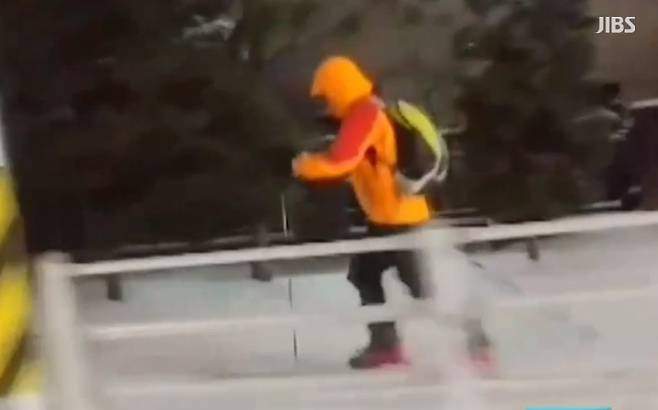 2018년 2월 도심 인도에서 스키를 타고 이동하는 '스키남'