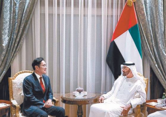 삼성전자 이재용 회장이 2019년 아랍에미리트(UAE) 아부다비를 방문해 셰이크 무함마드 빈 자예드 알 나흐얀 아부다비 왕세제 겸 UAE 공군 부총사령관 등을 만났다. 연합뉴스