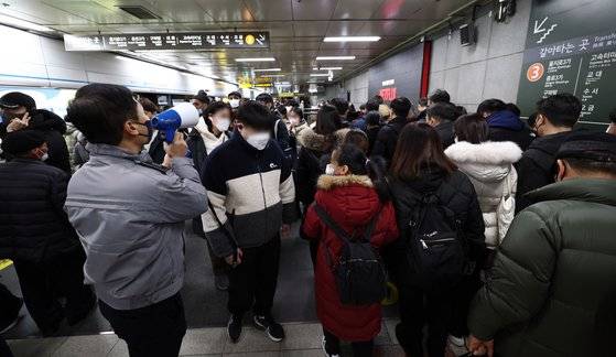 전국철도노동조합이 예고한 파업일을 하루 앞둔 지난 1일 오후 서울 지하철 3ㆍ4호선 충무로역 승강장에서 경찰이 확성기로 질서유지를 하는 모습. 연합뉴스