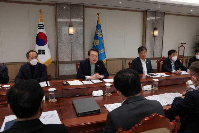 ▲ 윤석열 대통령이 4일 오후 서울 용산 대통령실 청사에서 화물연대 집단운송거부 대응과 관련한  관계장관회의를 주재하고 있다. 연합뉴스