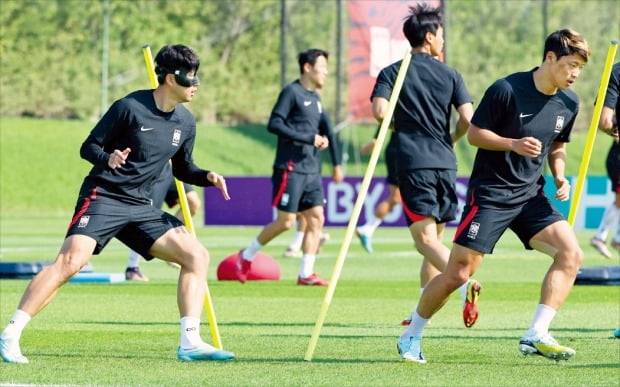 < 6일 새벽 브라질도 넘는다 > 2022 카타르월드컵 16강전 브라질과의 경기를 앞둔 손흥민(왼쪽), 황희찬 등 한국 축구대표팀 선수들이 4일 카타르 도하 알에글러 연습장에서 훈련하고 있다.  연합뉴스