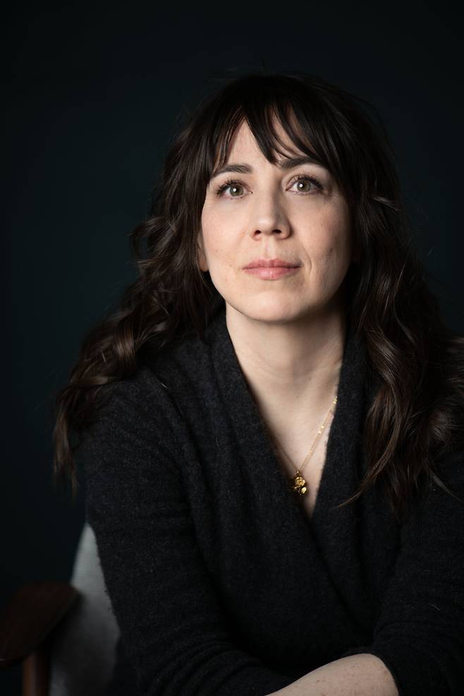 <편향의 종말>의 저자 제시카 노델은 학부생 시절 언론사에 많은 기획기사 제안서를 제출했지만 받아들여지지 않다가, J.D.  라는 이름으로 똑같은 제안서를 보내자 몇 시간만에 수락되는 경험을 하고 편향에 대해 연구하게 된다. 웅진지식하우스 제공