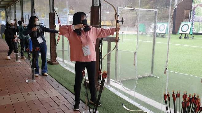 팸투어 참가자들이 양궁 체험을 하고 있다. (경북문화관광공사 제공) 2022.12.04