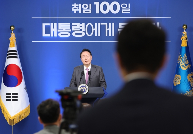 윤석열 대통령이 지난 8월 17일 서울 용산 대통령실 브리핑룸에서 열린 취임 100일 기자회견을 하고 있는 모습. 뉴시스