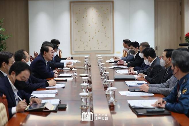 ▲윤석열 대통령이 4일 오후 대통령실에서 화물연대 집단 운송거부 관련 관계 장관 대책회의를 주재하고 있다. 사진=대통령실