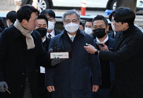 '서해 공무원 피격 사건'의 윗선으로 지목되는 서훈 전 국가안보실장이 지난 2일 오전 당시 서울 서초구 서울중앙지방법원에서 열린 구속 전 피의자심문(영장실질심사)에 출석하고 있다.  <이승환 기자>