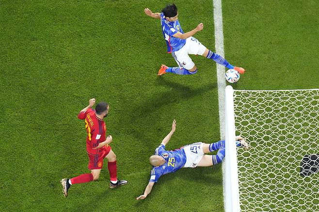 지난 2일(한국시간) 펼쳐진 2022 카타르 월드컵 E조 일본과 스페인의 경기에서 후반 6분경 미토마가 크로스를 올리고 있다. 이 공을 다나카 아오가 밀어넣어 일본은 스페인에 2-1로 승리했지만 당시 공이 라인을 넘어간 것이 아니냐는 논란이 제기됐다. [AP 연합]