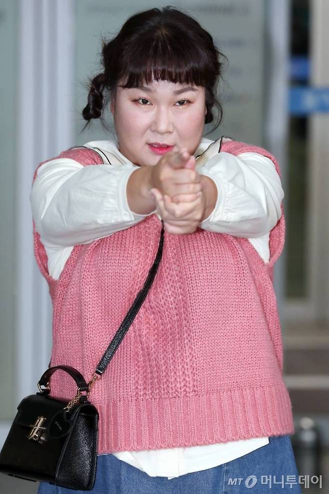 코미디언 김민경이 태국에서 열리는 2022 IPSC 핸드건 월드 슛 대회를 위해 18일 오전 인천국제공항을 통해 출국하고 있다. /사진=임성균 기자 tjdrbs23@