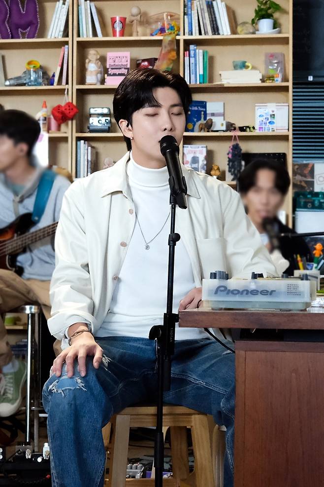 [서울=뉴시스] '타이니 데스크 콘서트(Tiny Desk Concert)' 출연한 RM. 2022.12.03. (사진= 빅히트 뮤직 제공) photo@newsis.com *재판매 및 DB 금지