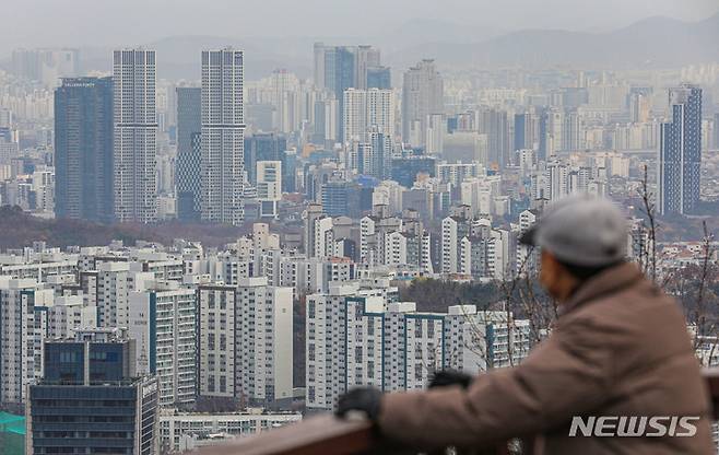 [서울=뉴시스] 권창회 기자 = 지난 5년간 서울지역의 주택분 종합부동산세(종부세) 부과액이 2017년 2366억원에서 올해 1조8144억원으로 667%  급등한 것으로 나타났다. 사진은 28일 오전 서울 남산타워에서 바라본 아파트단지 모습. 2022.11.28. kch0523@newsis.com