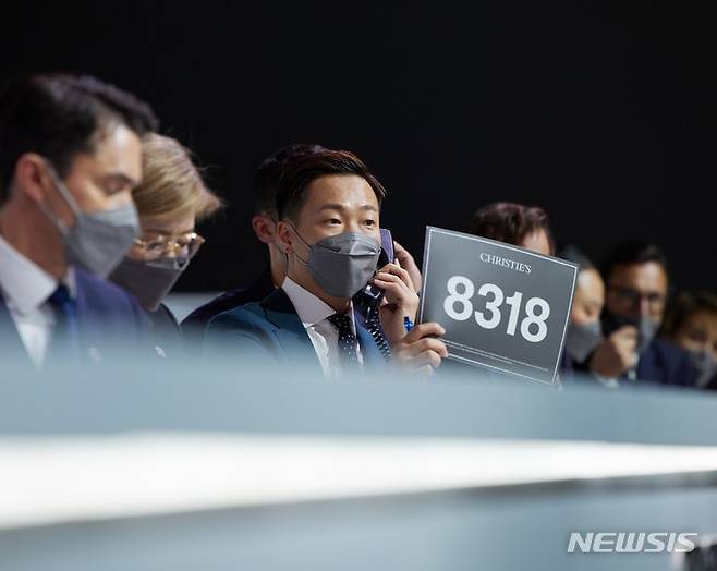 [홍콩=뉴시스]크리스티 홍콩 11월 경매에서 크리스티 'MZ 부사장'으로 유명한 재키 호가 니콜라스 파티의 최고가 (한화 약 88억)경신을 이끌어냈다. 재키호 부사장은 이날 크리스티 홍콩 모든 아시아 지역 CEO들과 나란히 앉아 비등하며 치열한 경합을 치뤘다.