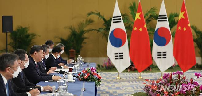 [발리=뉴시스] 홍효식 기자 = 시진핑 중국 국가주석이 15일(현지시간) 발리 한 호텔에서 윤석열 대통령과 한중 정상회담을 하고 있다. 2022.11.14. yesphoto@newsis.com