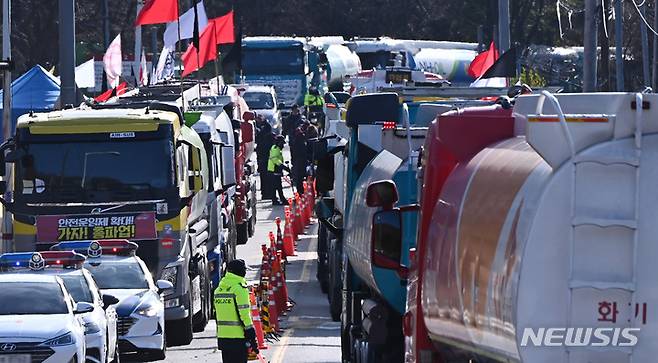 [성남=뉴시스] 김종택 기자 = 화물연대 총파업 일주일째인 지난 30일 오후 경기도 성남시 분당구 대한송유관공사 서울지사 앞 도로에 파업에 참여한 유조차 옆으로 유조차가 운행하고 있다. 2022.11.30. jtk@newsis.com