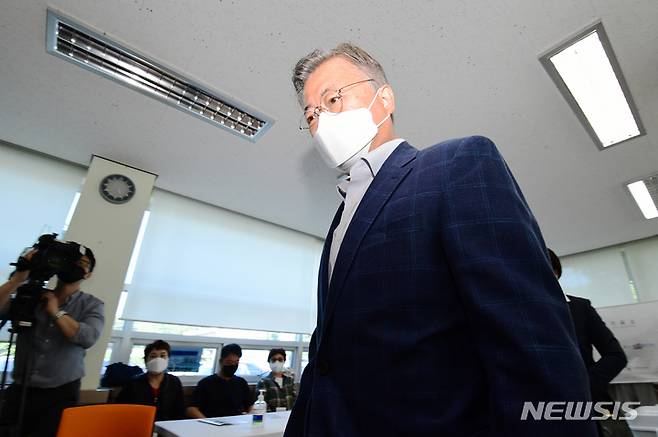 [양산=뉴시스] 차용현 기자 = 제8회 전국동시지방선거 사전투표 일인 지난 5월27일 오전 문재인 전 대통령이 경남 양산시 하북면 주민자치센터에 마련된 하북면사전투표소에서 투표를 마치고 투표소를 나서고 있다. 2022.05.27. con@newsis.com